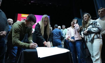 Provincia aumentó este añoun 50 % los aportes a municipios y comunas para fortalecer los servicioslocales de niñez. Provincia aumentó este añoun 50 % los aportes a municipios y comunas para fortalecer los servicioslocales de niñez.