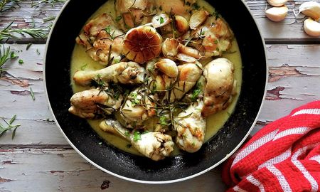 El pollo al ajillo es un plato tradicional español que se elabora con pollo, ajo, aceite de oliva y vino blanco. El pollo al ajillo es un plato tradicional español que se elabora con pollo, ajo, aceite de oliva y vino blanco.