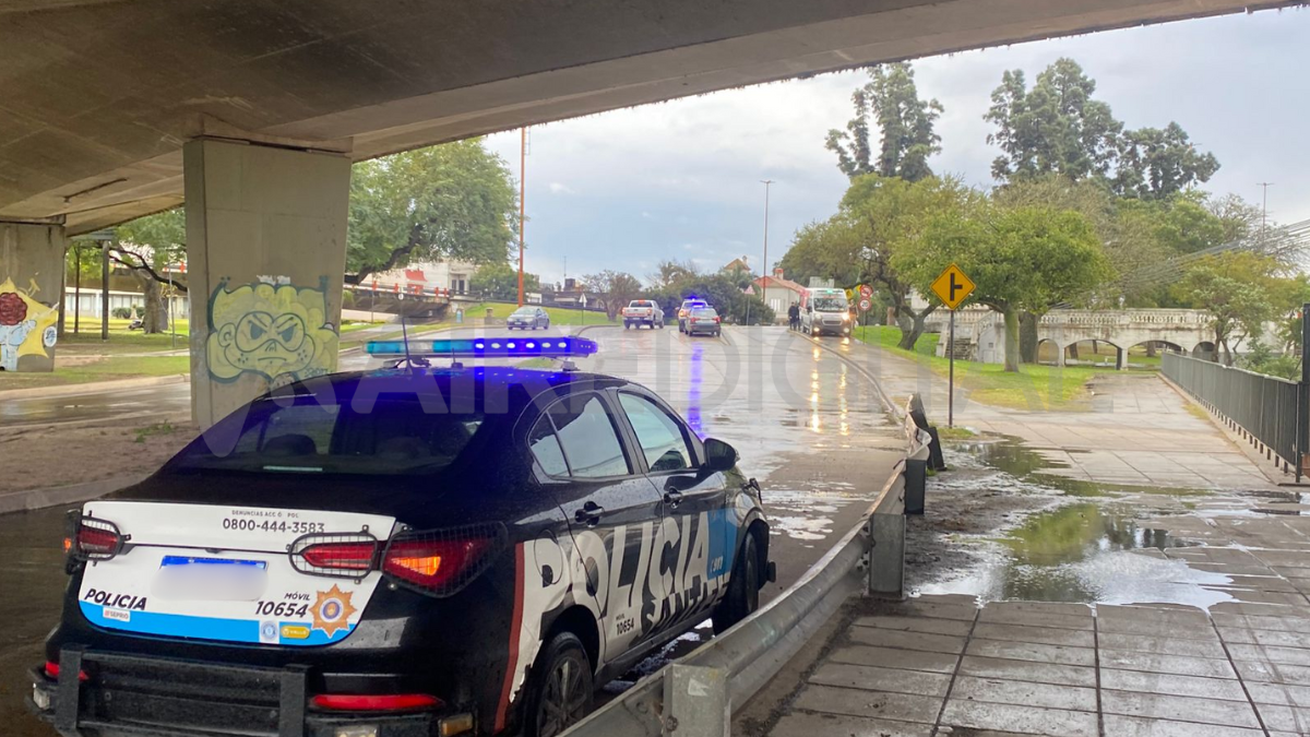 Foto de la presencia policial en el Puente Colgante. Foto de la presencia policial en el Puente Colgante.