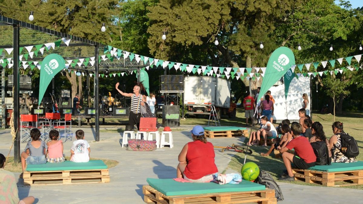El parador está ubicado frente al Anfiteatro del Parque Sur