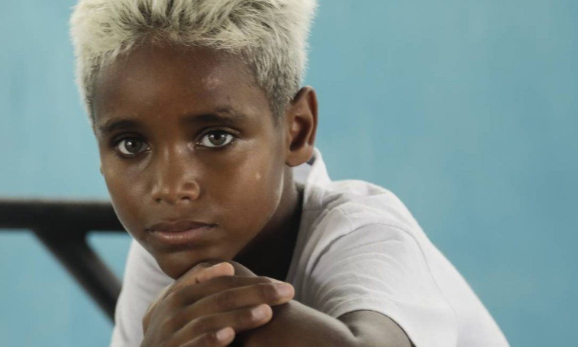 Vive en una choza de madera