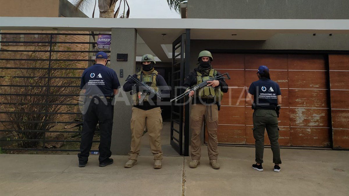 Personal policial durante uno de los cinco allanamientos que dieron con el rey del juego clandestino en Rafaela