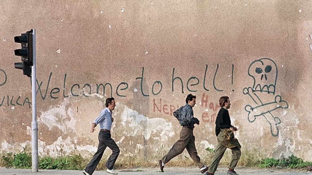 Gente corriendo por sus vidas en el callejón de los francotiradores