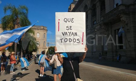 Las personas que se movilizaron este sábado fueron convocadas en repudio del Vacunatorio Vip Las personas que se movilizaron este sábado fueron convocadas en repudio del Vacunatorio Vip