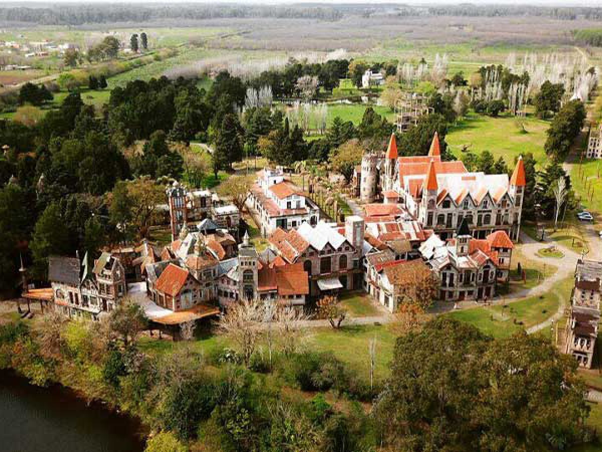 Campanópolis es un maravilloso lugar que sumerge a los visitantes en la naturaleza e invita a explorar un patrimonio cultural único. Campanópolis es un maravilloso lugar que sumerge a los visitantes en la naturaleza e invita a explorar un patrimonio cultural único.