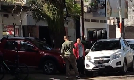 Un hombre chocó varias veces una camioneta que estaba estacionada en la puerta de su garaje Un hombre chocó varias veces una camioneta que estaba estacionada en la puerta de su garaje