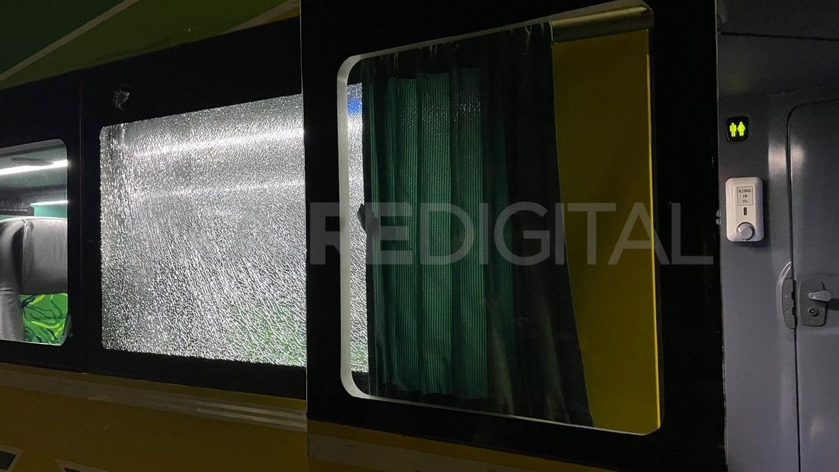 Un colectivo de larga distancia fue apedreado en la avenida de Circunvalación Ex Mar Argentino.