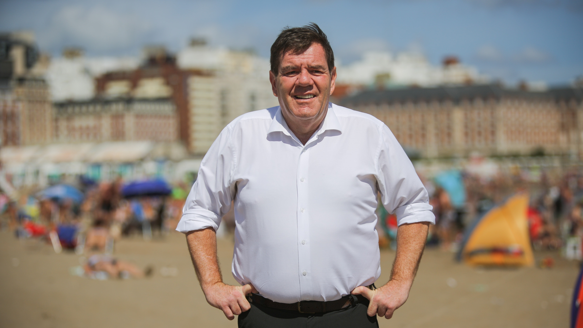 El intendente de Mar del Plata instruyó una rebaja salarial de los funcionarios políticos como parte de la reducción del gasto público.