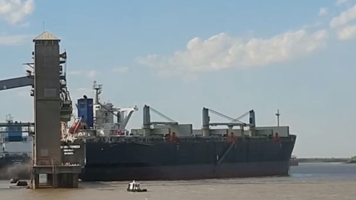 Así impactaba la embarcación asiática contra el muelle en el puerto de San Lorenzo.&nbsp;