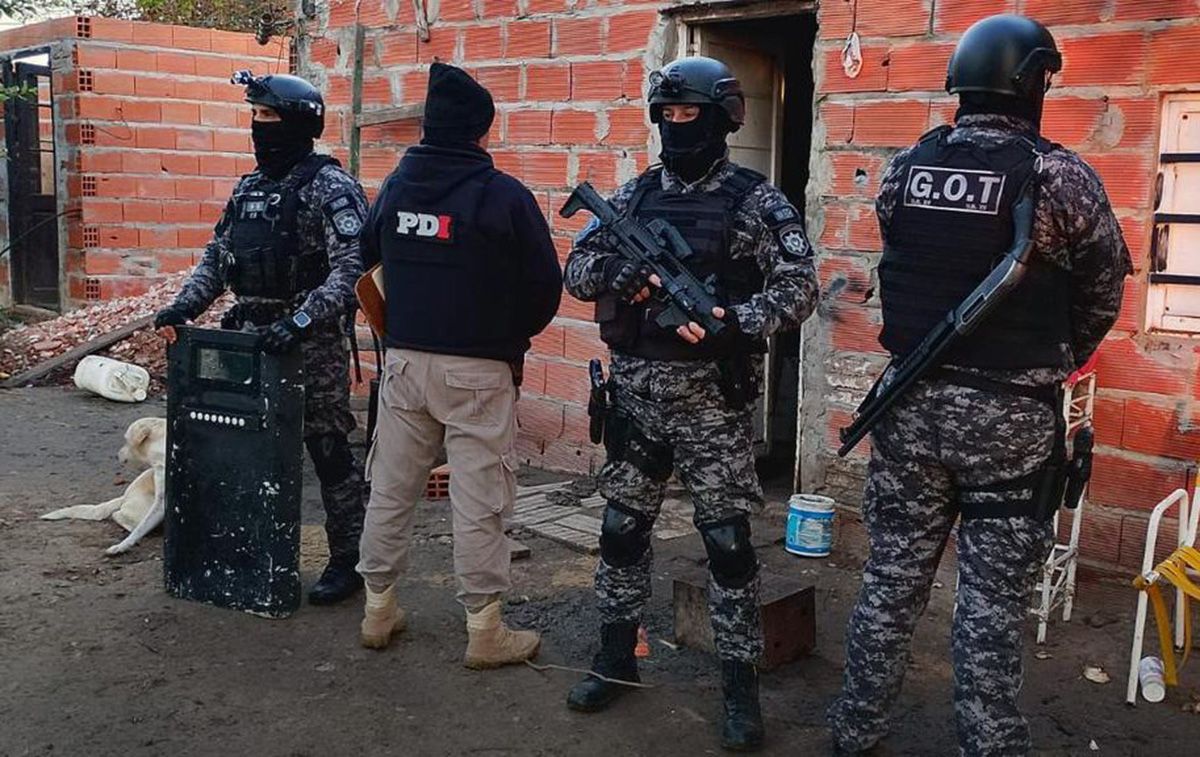 La Policía detuvo a seis personas tras una serie de allanamientos en barrio Loyola por ataques con armas de fuego.