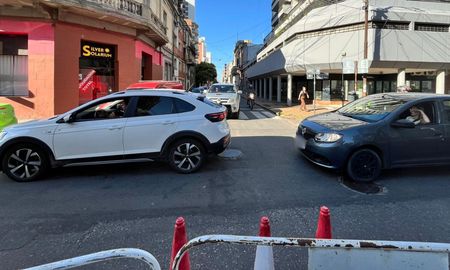 Un operativo de Aguas Santafesinas se realiza en calle 25 de Mayo y el tránsito es complicado en la zona. Un operativo de Aguas Santafesinas se realiza en calle 25 de Mayo y el tránsito es complicado en la zona.
