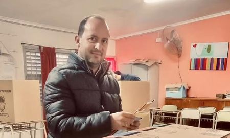 Nicolás Cuesta busca quedar como candidato en Unidos para Cambiar Santa Fe y competir en las generales de septiembre. Nicolás Cuesta busca quedar como candidato en Unidos para Cambiar Santa Fe y competir en las generales de septiembre.