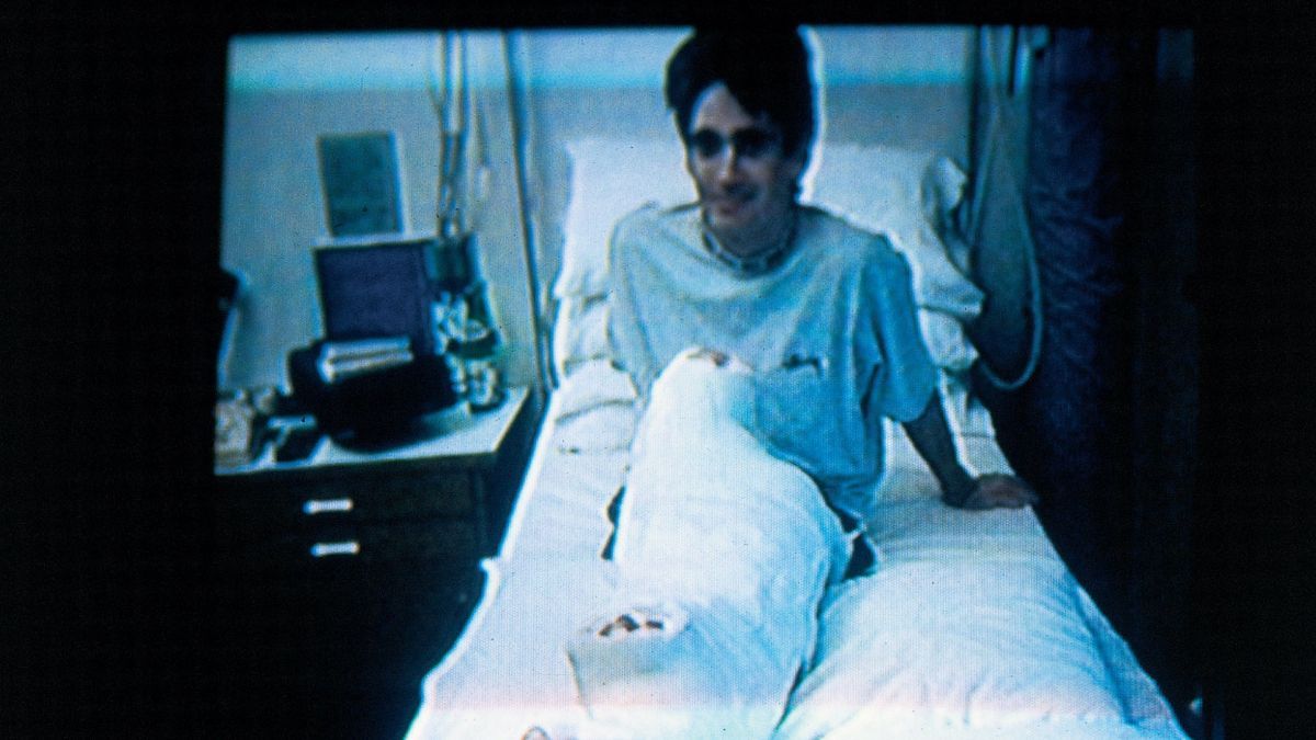 Esta captura de pantalla lo muestra a Doohan en julio de 1992, cuando la televisión australiana lo entrevistó en medio de su recuperación en Italia. Durante 14 días tuvo suturadas y enyesadas ambas extremidades, donde la derecha se “alimentaba” con la irrigación sanguínea de la izquierda. Esta captura de pantalla lo muestra a Doohan en julio de 1992, cuando la televisión australiana lo entrevistó en medio de su recuperación en Italia. Durante 14 días tuvo suturadas y enyesadas ambas extremidades, donde la derecha se “alimentaba” con la irrigación sanguínea de la izquierda.