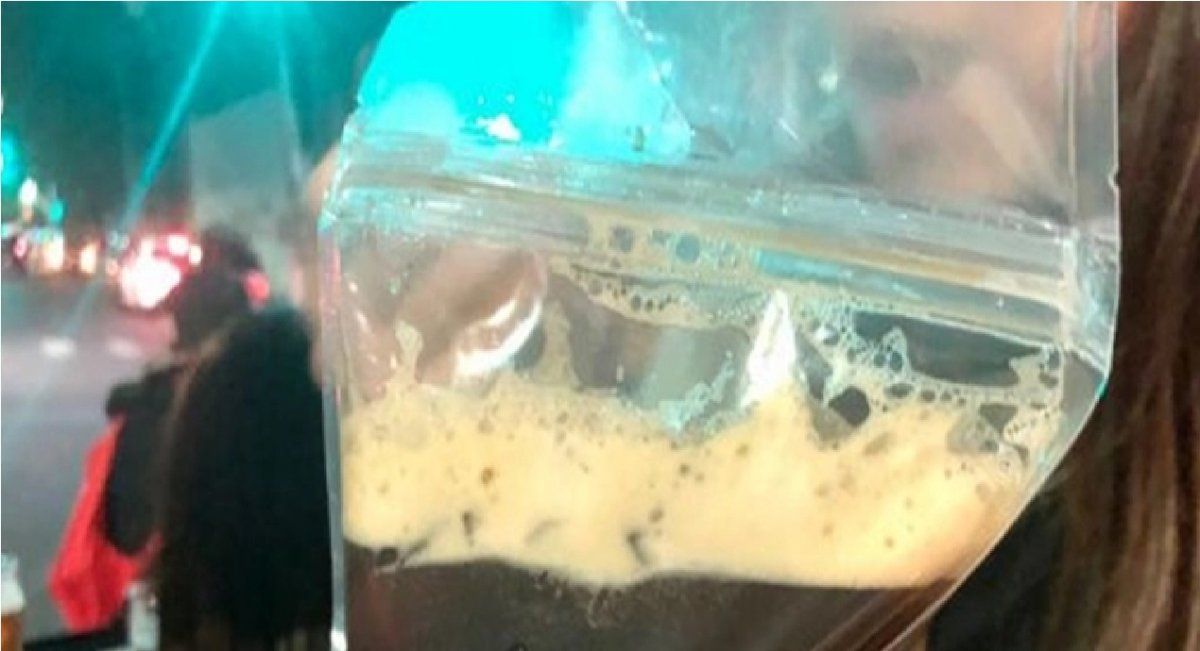 Furor en las redes por el fernet en bolsa que sirve un bar porteño