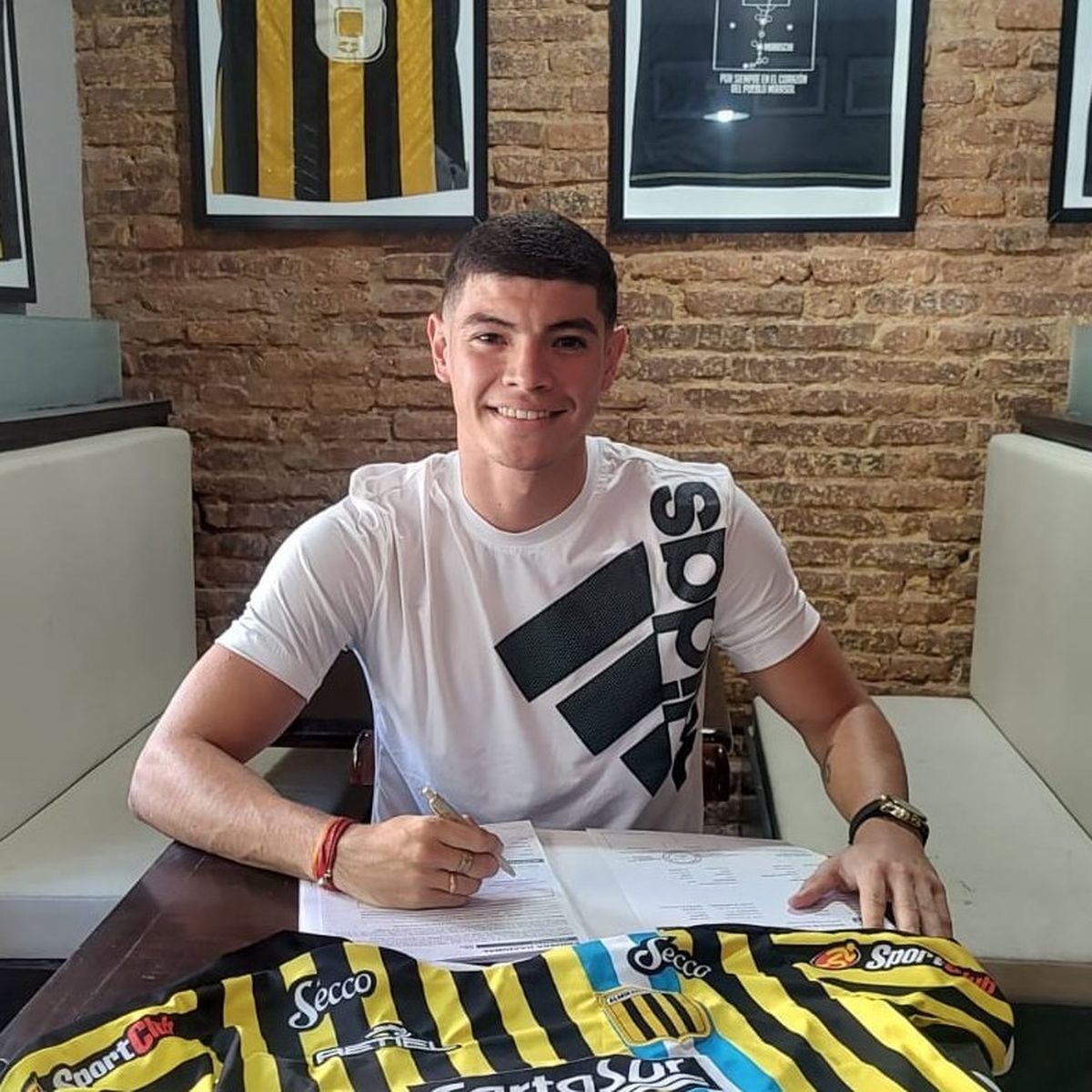 Leandro Quiroz, firmó contrato por tres temporadas en Almirante Brown. Leandro Quiroz, firmó contrato por tres temporadas en Almirante Brown.