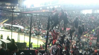 La barrabrava de Colón intentó suspender el partido ante Banfield