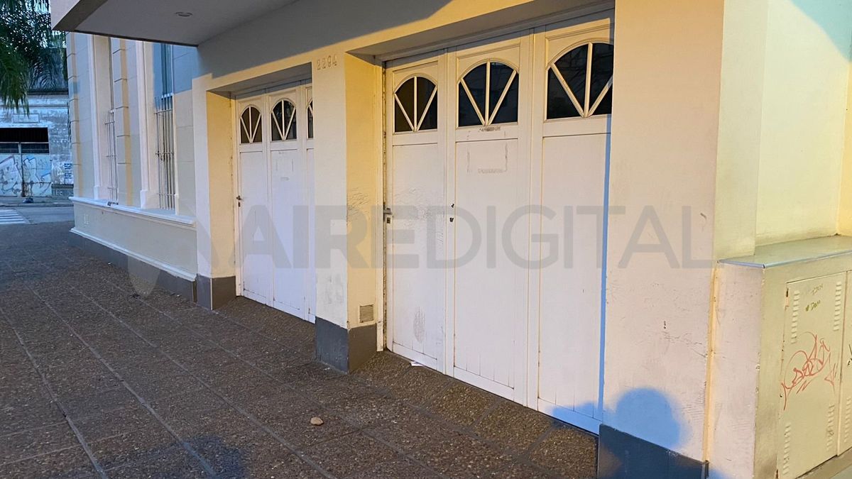 Ciudad de Santa Fe: vandalizaron cuatro portones de un edificio.