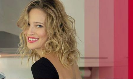 Luisana Lopilato se hizo famosa cuando era apenas una nena. Trabajó en Chiquititas y tuvo su pico de fama en Rebelde Way, donde interpretó a Mía Colucci. Luisana Lopilato se hizo famosa cuando era apenas una nena. Trabajó en Chiquititas y tuvo su pico de fama en Rebelde Way, donde interpretó a Mía Colucci.