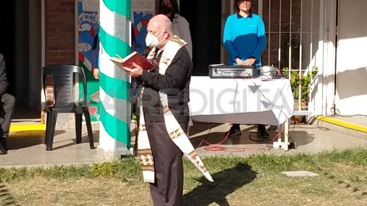 El padre Gabriel Laur&iacute;a, en el festejo por los&nbsp; 30 a&ntilde;os del jard&iacute;n Santa Luc&iacute;a.