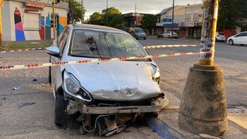 Perdió el control del auto, arrancó una garita de colectivos y terminó incrustado contra el cordón