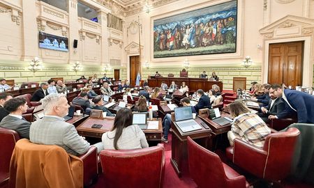 La Comisión Redactora de la Convención del 25 protagonizó este martes un nuevo capítulo histórico en el proceso de reforma constitucional de Santa Fe, con la presentación de los tres primeros dictámenes que serán sometidos a votación del plenario. La Comisión Redactora de la Convención del 25 protagonizó este martes un nuevo capítulo histórico en el proceso de reforma constitucional de Santa Fe, con la presentación de los tres primeros dictámenes que serán sometidos a votación del plenario.