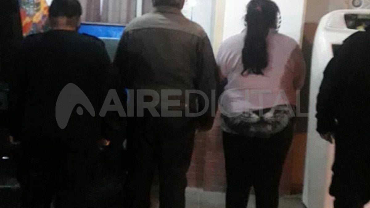 Luego de comunicarse con la fiscal Martí, se notificó a los dueños del comercio y se secuestró un metegol, tres videos juegos, bebidas alcohólicas y dinero en efectivo.