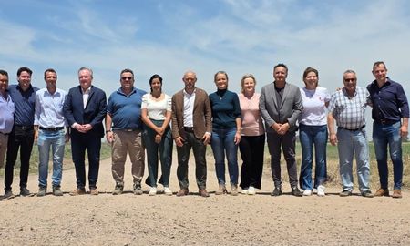 Felipe Michlig y Gustavo Puccini inauguraron un nuevo ripiado del Programa Caminos Productivos en San Guillermo. Felipe Michlig y Gustavo Puccini inauguraron un nuevo ripiado del Programa Caminos Productivos en San Guillermo.