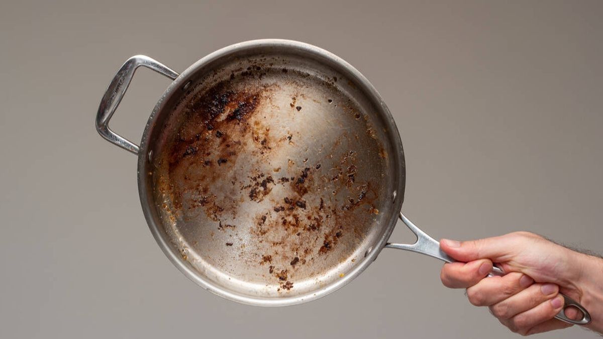 La harina act&uacute;a como un pulidor casero ideal para acero inoxidable.