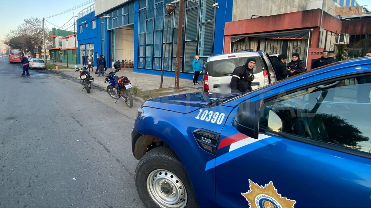 Un auto quemado y un vehículo incrustado en una casa en avenida Facundo Zuviría