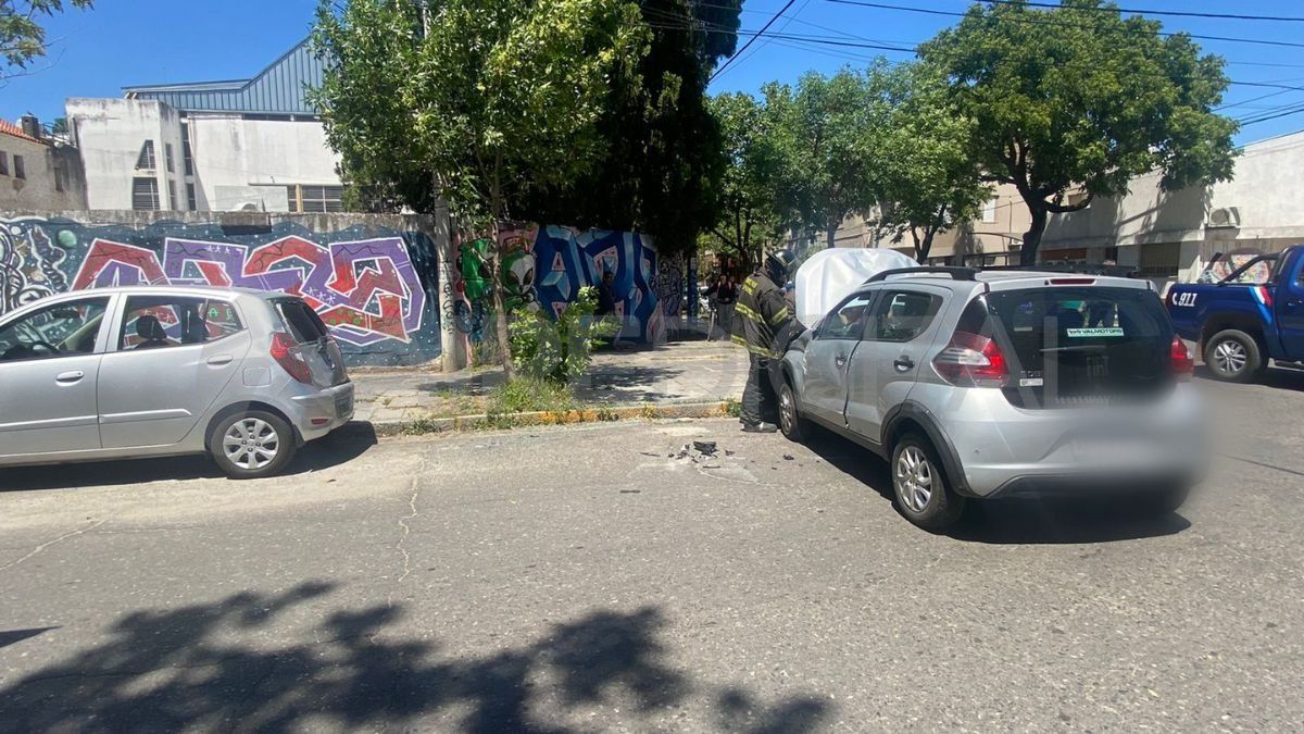 Choque y vuelco frente a la Escuela Normal