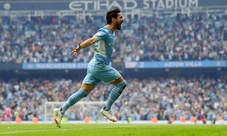 Manchester City venció a Aston Villa y es bicampeón de la Premier League, tras mantener la ventaja de un punto sobre Liverpool. Manchester City venció a Aston Villa y es bicampeón de la Premier League, tras mantener la ventaja de un punto sobre Liverpool.