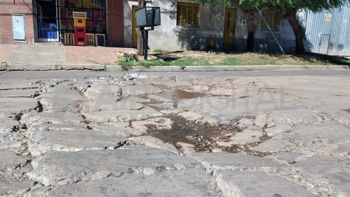 Los vecinos advierten que los días de lluvia el bache es aún más peligroso porque lo tapa el agua. 