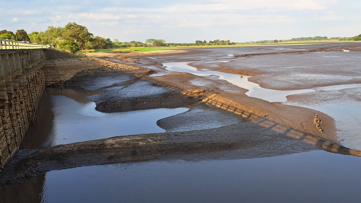 Embalse seco de Canelón Grande y del puente-presa al norte de Canelones