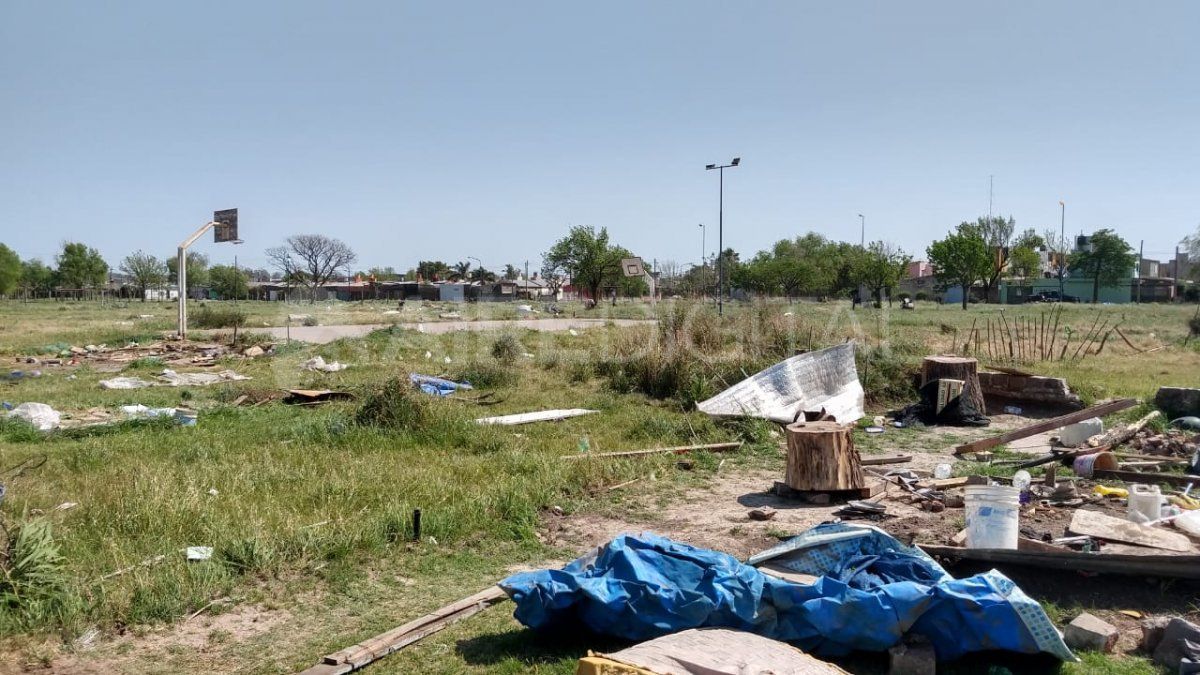 Las casillas deshabitadas fueron desarmadas por personal de las cuadrillas de la municipalidad de Santa Fe.