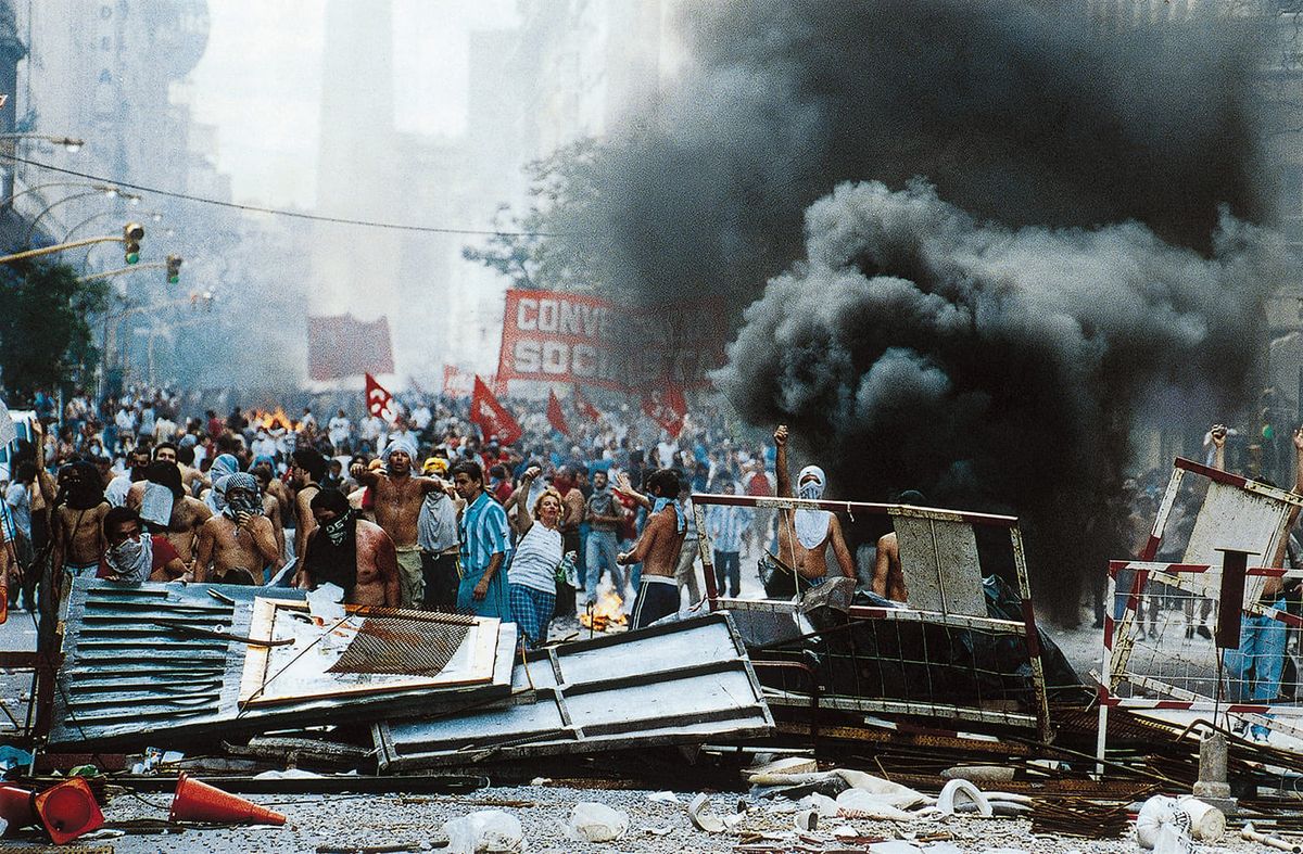 Las movilizaciones de 2001 tuvieron como epicentro a la ciudad de Buenos Aires, pero se replicaron en todas las provincias argentinas. Las movilizaciones de 2001 tuvieron como epicentro a la ciudad de Buenos Aires, pero se replicaron en todas las provincias argentinas.