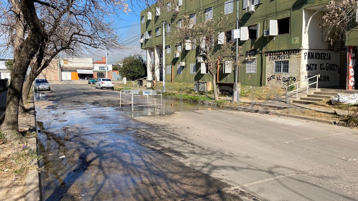 Vecinos de la Manzana 12 de Fonavi San Jerónimo manifestaron su preocupación por las cloacas rebalsadas.