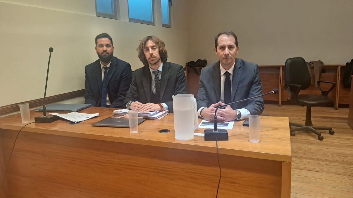 Los defensores del comerciante santafesino. Los defensores del comerciante santafesino.