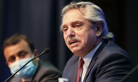 El presidente dijo que está negociando con todos los países que producen la vacuna, para que llegue a Argentina lo antes posible. El presidente dijo que está negociando con todos los países que producen la vacuna, para que llegue a Argentina lo antes posible.