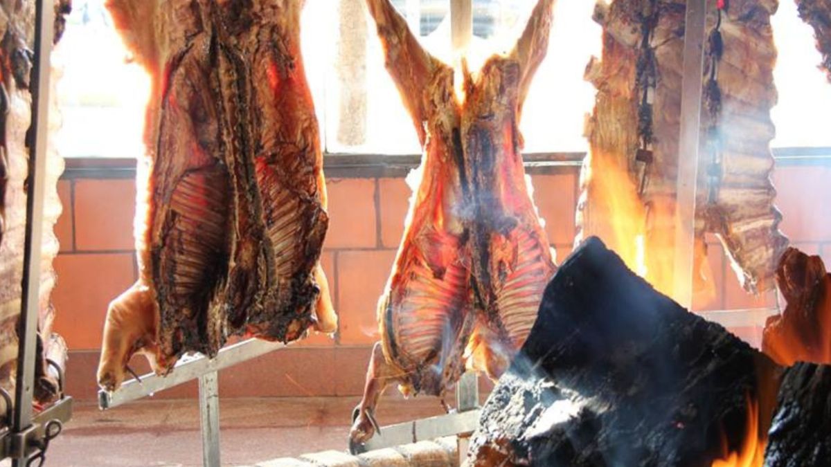 El chivito a la llama representa la máxima expresión de la cocina puntana, utilizando técnicas de cocción lentas que resaltan el sabor de la carne producida en las sierras. El chivito a la llama representa la máxima expresión de la cocina puntana, utilizando técnicas de cocción lentas que resaltan el sabor de la carne producida en las sierras.