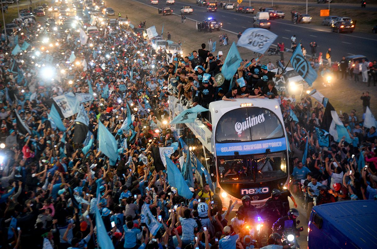 El dramático momento que vivieron los jugadores e hinchas en la caravana de Belgrano en Circunvalación: el video