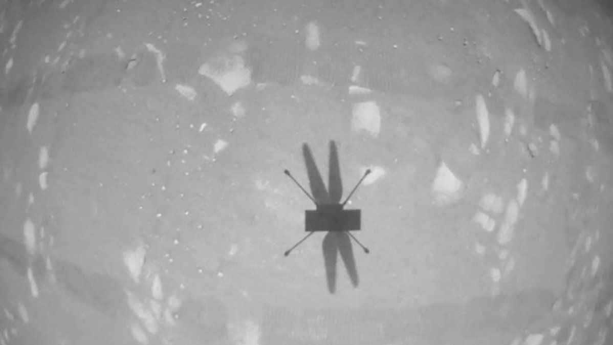 La cámara del helicóptero Ingenuity captó la imagen de su propia sombra mientras ascendía en vuelo sobre el Cráter Jezero en Marte.