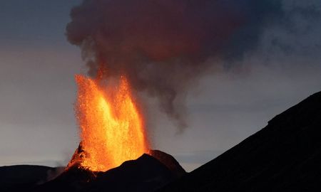 Islandia es uno de los países más conocidos por su intensa actividad volcánica. Islandia es uno de los países más conocidos por su intensa actividad volcánica.