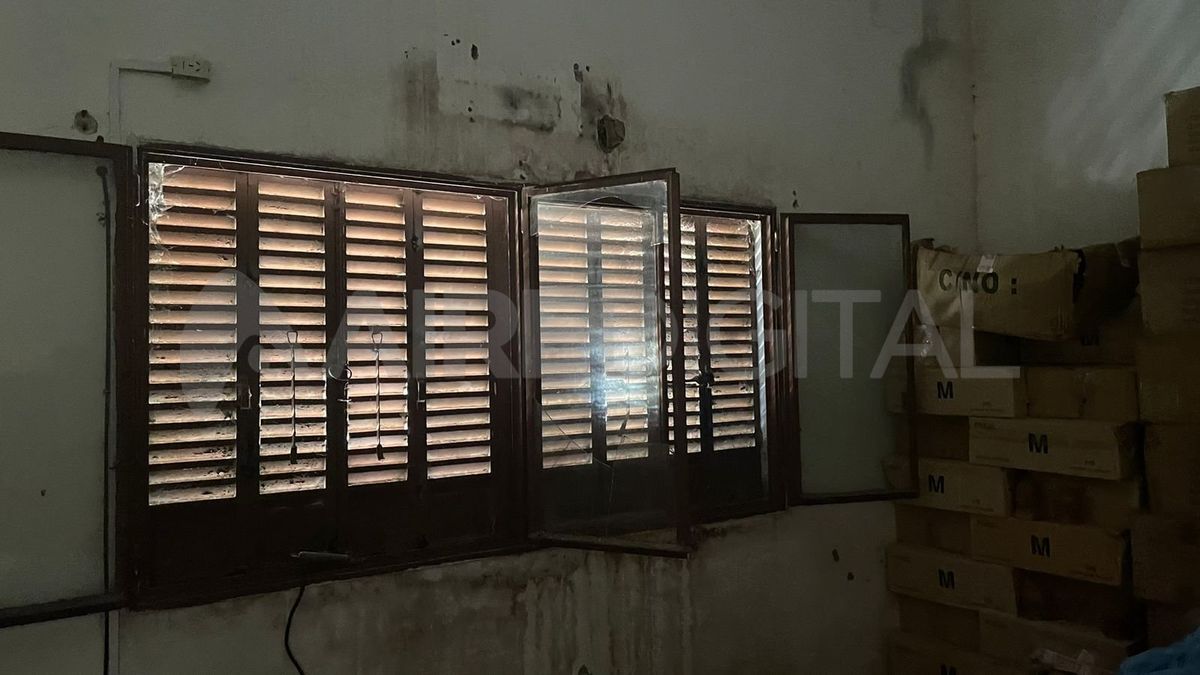 Ventanas rotas del depósito tras el robo, ubicado en Lisandro de la Torre al 3200. Ventanas rotas del depósito tras el robo, ubicado en Lisandro de la Torre al 3200.