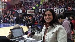 altText(Es periodista y se convirtió en la primera relatora de la Liga Nacional de Básquet)}