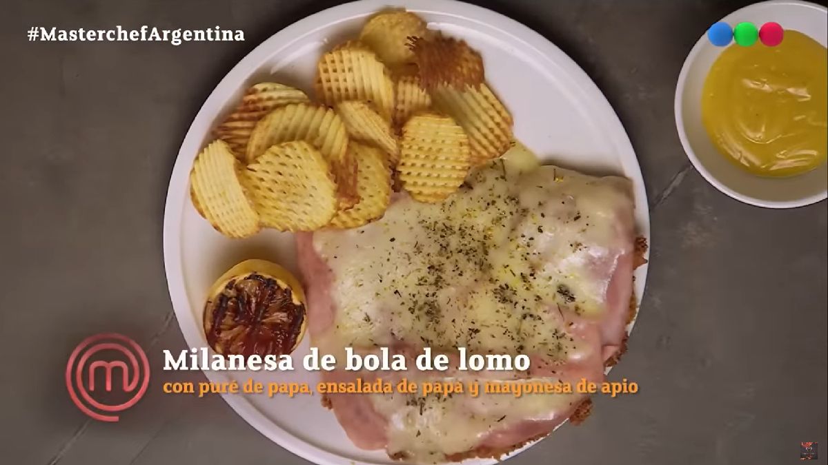 Juan Francisco de MasterChef preparó una milanesa de pollo napolitana con papas rejilla y mayonesa de apio.