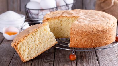 El bizcochuelo de avena que se hace en licuadora y no lleva harina ni azúcar: esponjoso y listo en minutos