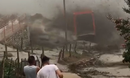 Video: un alud arrasó un puente en Catamarca y dejó aislada una localidad Video: un alud arrasó un puente en Catamarca y dejó aislada una localidad