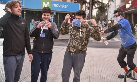 Artistas callejeros estarán en espacios públicos de la ciudad reforzando los cuidados sanitarios. Artistas callejeros estarán en espacios públicos de la ciudad reforzando los cuidados sanitarios.