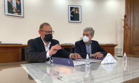 Los ministros Marcos Corach y Walter Agosto firmaron la adjudicación para las obras de conectividad en 20 barrios populares de Santa Fe y Rosario. Los ministros Marcos Corach y Walter Agosto firmaron la adjudicación para las obras de conectividad en 20 barrios populares de Santa Fe y Rosario.