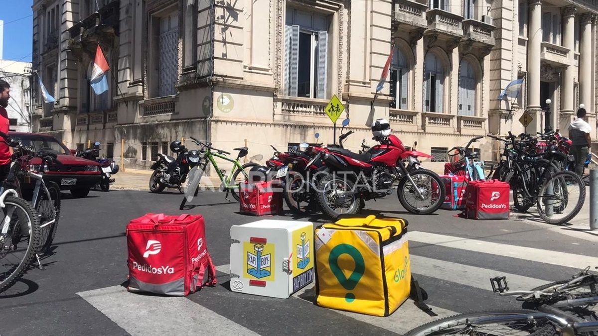 El mercado está dominado por dos grandes jugadores, PedidosYa y Rappi. La primera registró durante abril subas de precios en torno al 41% interanual en las categorías más pedidas, según precisó el relevamiento al que accedió la Agencia Noticias Argentinas. El mercado está dominado por dos grandes jugadores, PedidosYa y Rappi. La primera registró durante abril subas de precios en torno al 41% interanual en las categorías más pedidas, según precisó el relevamiento al que accedió la Agencia Noticias Argentinas.